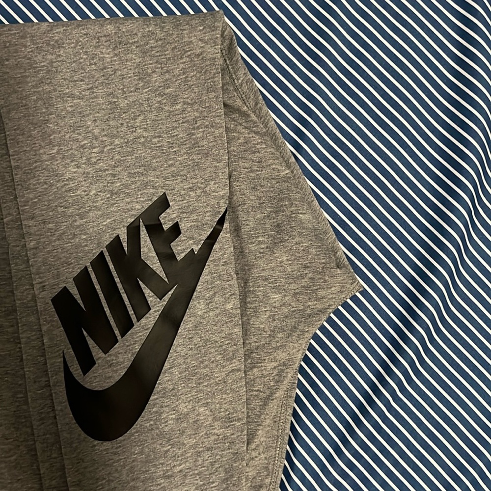 Nike, women’s leggings, excellent condition, size large.